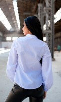 Белая рубашка из хлопка с брошью СК-367 фото 2