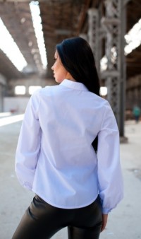 Белая рубашка из хлопка с брошью СК-367 фото 2