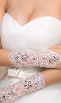 Белые свадебные перчатки с вышивкой и пайетками А-1023