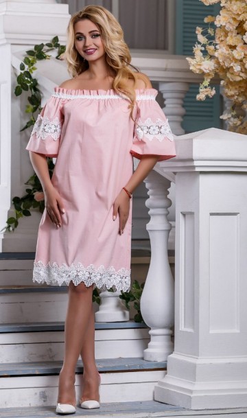 Розовое платье с кружевной отделкой Д-1330