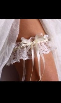 Белая свадебная подвязка для невесты С-125