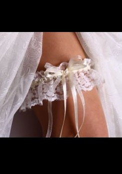Белая свадебная подвязка для невесты С-125