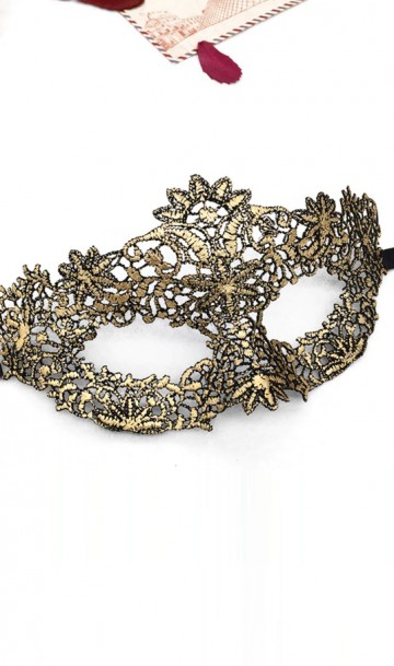 Карнавальная ажурная маска черно-золотая А-1091