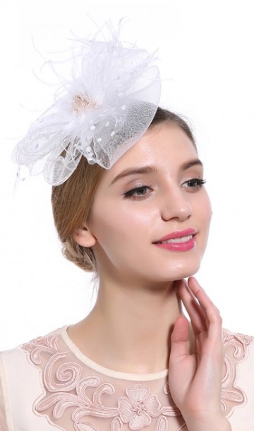 Уникальная женская белая шляпка с вуалью и брошкой А-1110