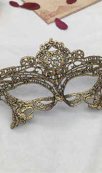 Кружевная карнавальная маска золотая  А-1182
